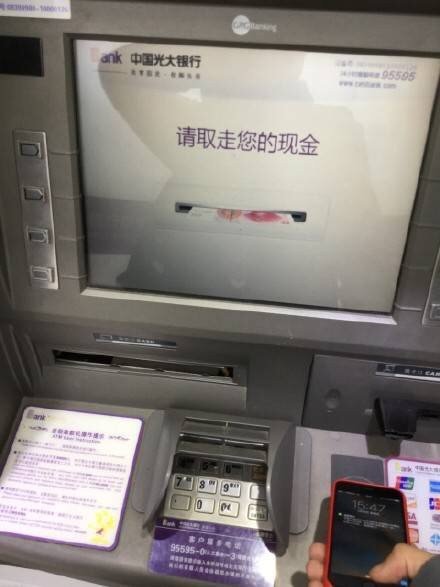 OApple PayA߀дУͨ^ATMֱȡ