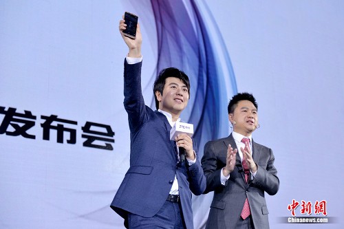 �ڱ��ΰl�����ϣ����d�l����AXON��C7��ͬ�r���Ƴ�������̓�M�F���O�䡪�����dVR��ּ�ڝM���Ñ��Ķ�Ԫ�������������d�֙C2016�����Ş�aƷ��AXON��C 7�ăȵ����ȫ���������C���o�߶���ʿ피��Ĳٿ��w򞣬�����̄վ�Ӣ�������ΑB�����|���c���l���M�������k�����h��ǢՄ���⡢�Ӵ��͑����ճ������еČ��H����