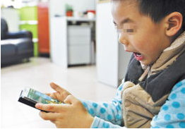 買了手機(jī)之后,小鵬在家整天拿著手機(jī)低頭玩,不是玩游戲就是看視頻,有時(shí)會持續(xù)一個(gè)姿勢一上午。日子久了,小鵬開始出現(xiàn)脖子疼、眼睛疼的毛病。媽媽帶小鵬去醫(yī)院檢查,醫(yī)生說由于小鵬經(jīng)常一個(gè)姿勢不動持續(xù)很長時(shí)間,使頸椎壓迫神經(jīng),造成頸椎疼痛的癥狀。陳女士這才認(rèn)識到問題的嚴(yán)重性,決心要控制一下小鵬玩手機(jī)了。