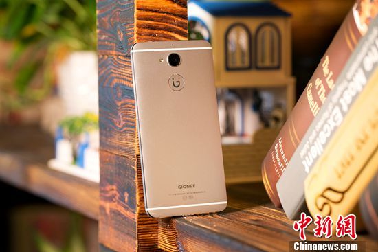 ���¾W(w��ng)6��14��� 6��13�գ�����Sϵ����ƷS6 Pro��ʽ�l(f��)����ȫ�µĽ���S6 Pro����4GB RAM+64GB ROM��(n��i)�桢ҕ�l��(sh��)�r(sh��)���ǰ��ָ�y���т�(c��)߅��ݙڡ��������΄�(w��)���ܺ��p΢�Ź��ܵȵȡ����������M(f��i)�߿�ͨ�^(gu��)�����پW(w��ng)������(xi��n)���T(m��n)���M(j��n)��ُ(g��u)�I(m��i)����ҫ��õ�������y��ɫ���x���ۃr(ji��)1999Ԫ��