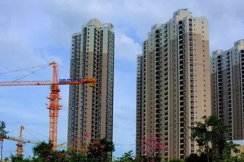 ����Ҫ���ǣ������ϰ��꣬���������ľ�ס��õ؃H��7�ڣ���Ʒ��סլ����eֻ��38.7�fƽ���ף�Ҳ������Ʒ��סլ����δ����sֻ�ܹ���3000�ס����^���ה����������ϰ��꣬������Ʒ��סլ�ɽ�2.3�f�����ң��@��ζ�����������؄���ȼs��1��7��