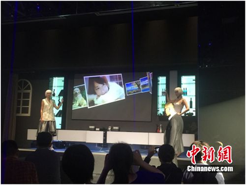 介紹完酷炫到飛起的有屋蟲洞1.0跨界品牌發布會,這場party的重頭戲——信中利·海爾家居智能家居基金戰略合作發布會正式拉開帷幕,信中利資本集團創始人、董事長汪潮涌先生、海爾家居執行董事、少海匯生態圈創始人劉斥、信中利合伙人張卓韜先生分別發言,資本、創意與產業龍頭的火花一觸即發!