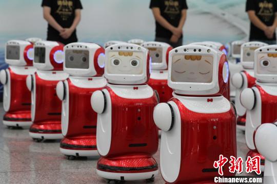 60臺機器人為旅客跳《小蘋果》舞蹈 葉丹 攝