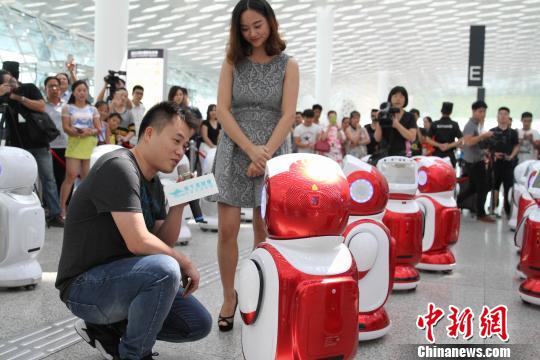 60臺機器人為旅客跳《小蘋果》舞蹈 葉丹 攝