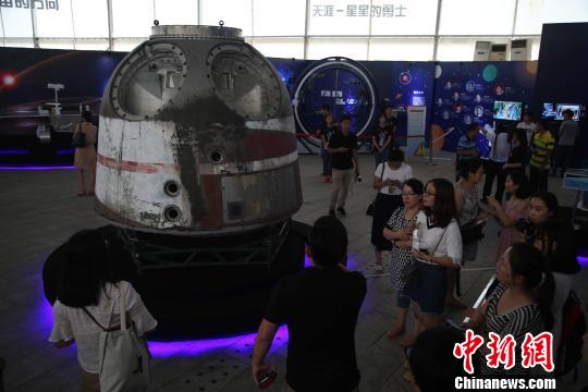 愛好者對航空器拍攝留念。 胡耀杰 攝