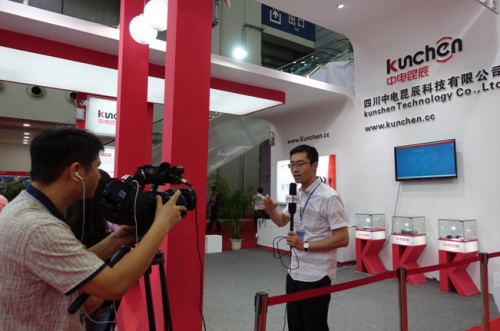 圖為2016深圳國際物聯網展上中電昆辰CEO朱曉章接受采訪