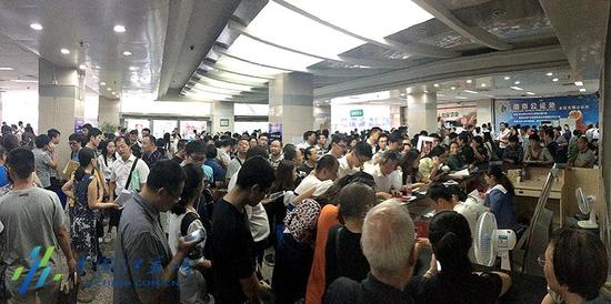 中國江蘇網(wǎng)9月27日報(bào)道,昨天是南京限購令實(shí)施的第二天,記者來到華僑路房地產(chǎn)交易登記中心,幾百輛電動(dòng)車停放在門前,整條華僑路水泄不通。而中心內(nèi)依然人頭攢動(dòng),房產(chǎn)交易異常火爆。