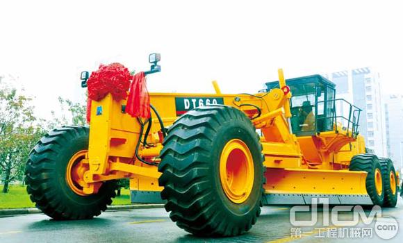 鼎盛重工DT660型平地機下線