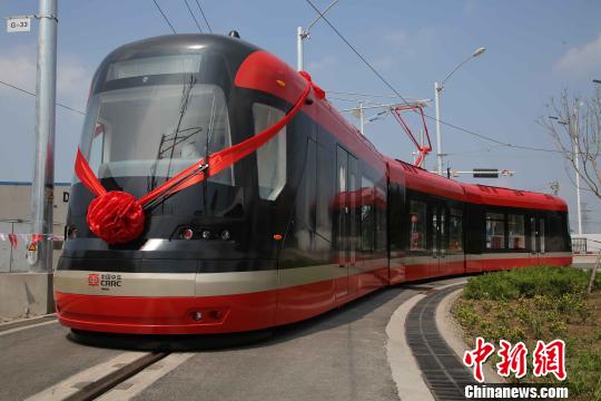 中國首列自主研發設計制造的導軌電車。 胡耀杰 攝