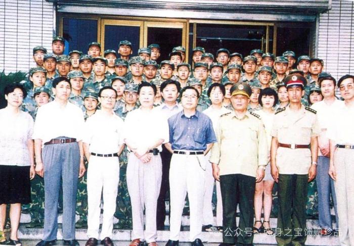 來輝武總裁等與參加軍訓(xùn)的新員工一起合影留念。