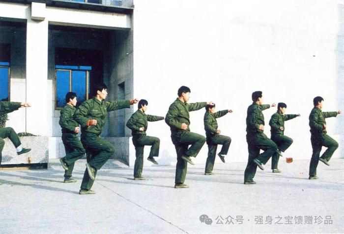 505公司安全保衛(wèi)處員工進(jìn)行晨訓(xùn)。