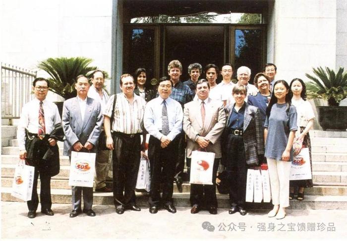 哥倫比亞保守黨瓦倫西亞•科西奧主席(前排右三)一行到505企業參觀訪問并與來輝武總裁合影留念